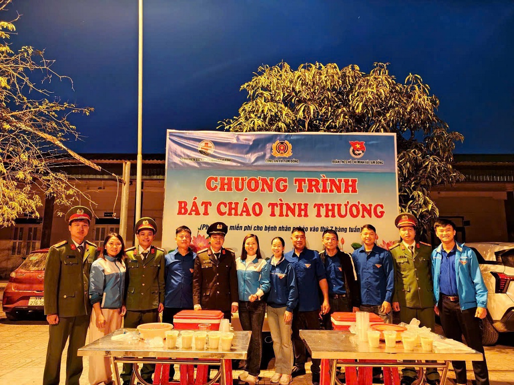 Trao cháo tới bệnh nhân và người nhà