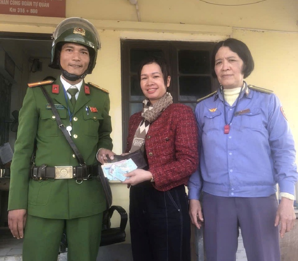 Công an phường Vinh Hưng và chị Phan Thị Hoài Thanh trao trả tài sản cho chị Dung