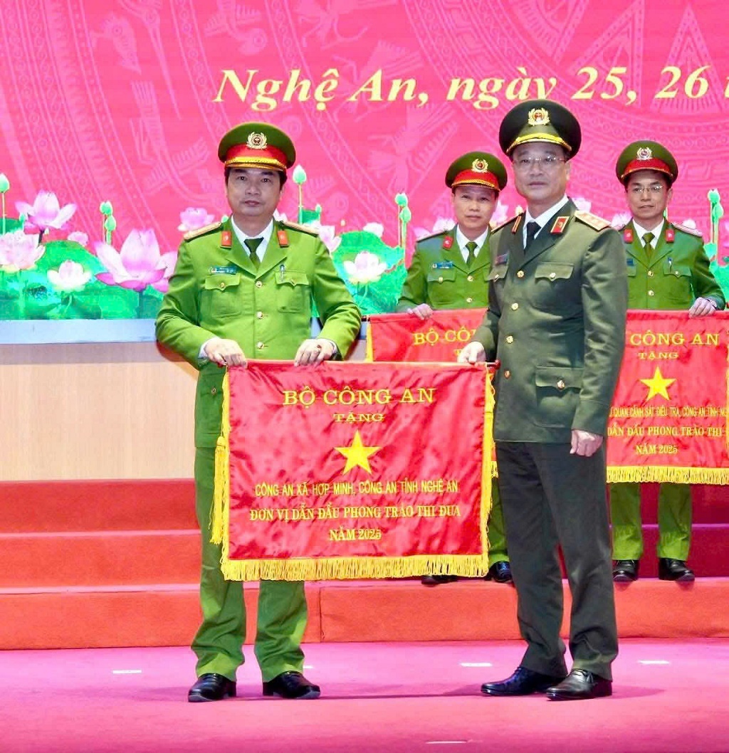 Công an xã Hợp Minh vinh dự được Bộ Công an tặng Cờ đơn vị dẫn đầu phong trào thi đua “Vì an ninh Tổ quốc” năm 2025