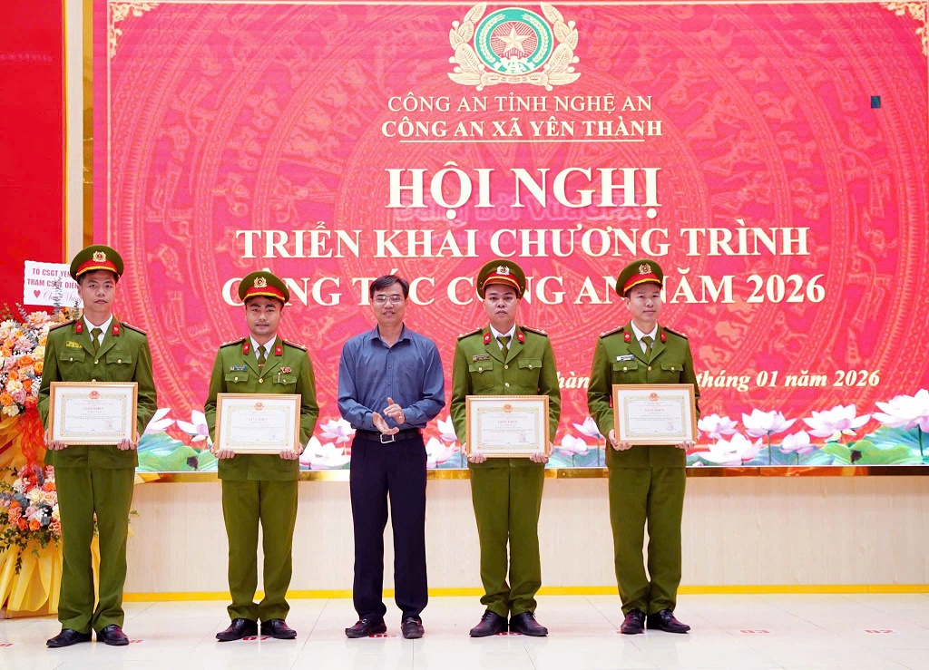 Trao Giấy khen UBND xã tặng cá nhân đạt thành tích xuất sắc