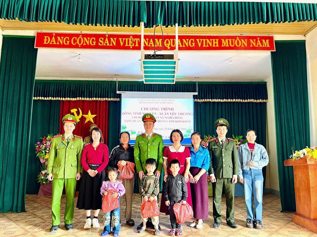 Công an xã Nghĩa Đồng phối hợp Trường Mầm non Nghĩa Đồng trao quà tặng học sinh có hoàn cảnh khó khăn