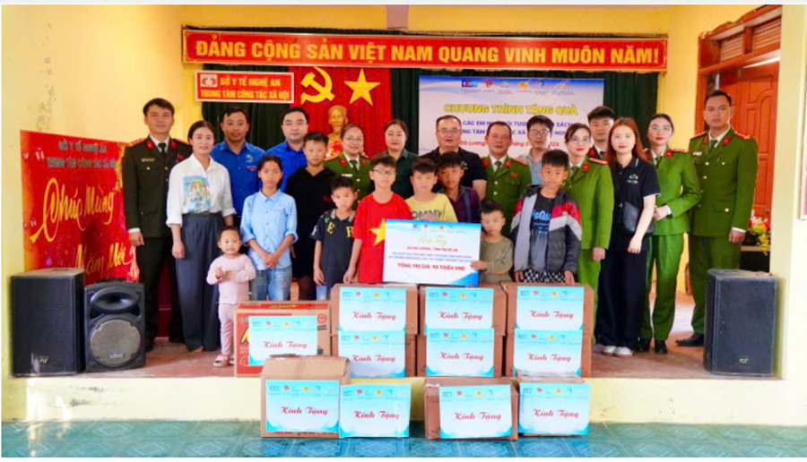 Đoàn công tác tặng nhiều phần quà ý nghĩa, thiết thực tại Trung tâm