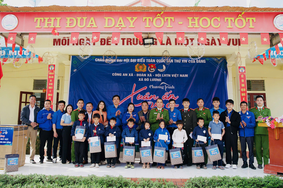 Tặng quà học sinh nghèo vượt khó của nhà trường