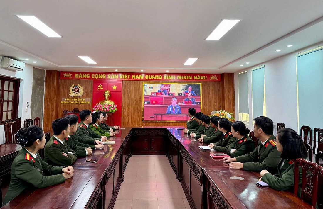 Ban Thanh niên và Ban Phụ nữ tổ chức cho cán bộ, đoàn viên, hội viên theo dõi truyền hình trực tiếp Phiên khai mạc Đại hội