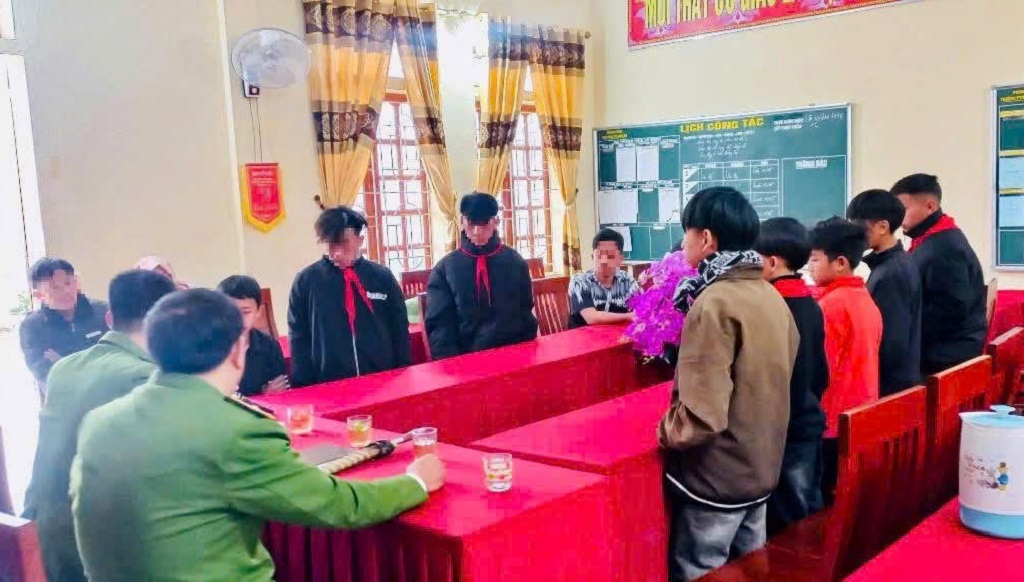 Công an xã trao đổi, phân tích để các em hiểu rõ ý nghĩa của việc tuân thủ nội quy, kỷ luật (ảnh đã che mặt học sinh)