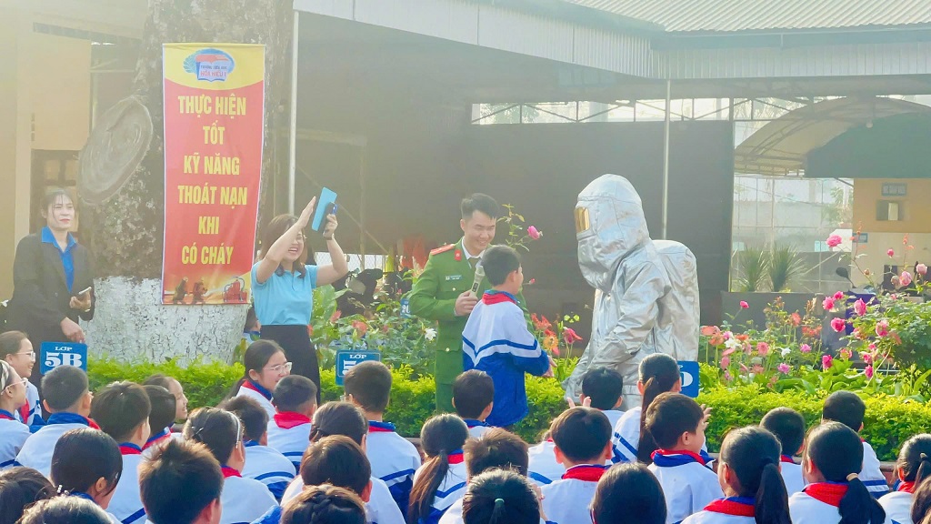 Trong tháng 1, Phòng Cảnh sát PCCC và CNCH tổ chức 02 buổi tuyên truyền, trải nghiệm, thực hành kỹ năng chữa cháy và CNCH với hơn 600 người tham gia. Việc kết hợp tuyên truyền với thực hành giúp học sinh dễ hiểu, dễ nhớ và vận dụng hiệu quả kiến thức PCCC vào thực tế