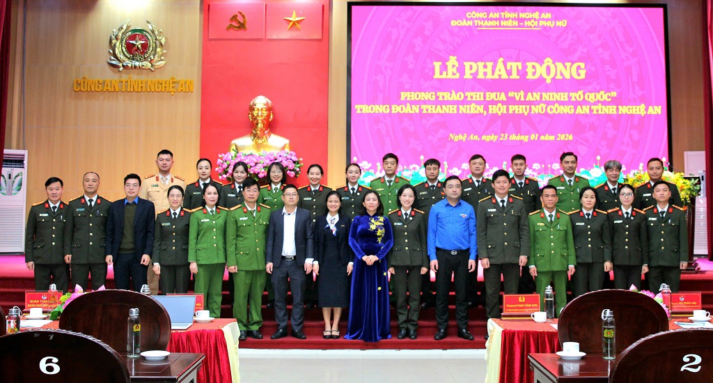 Đại biểu chụp ảnh lưu niệm 