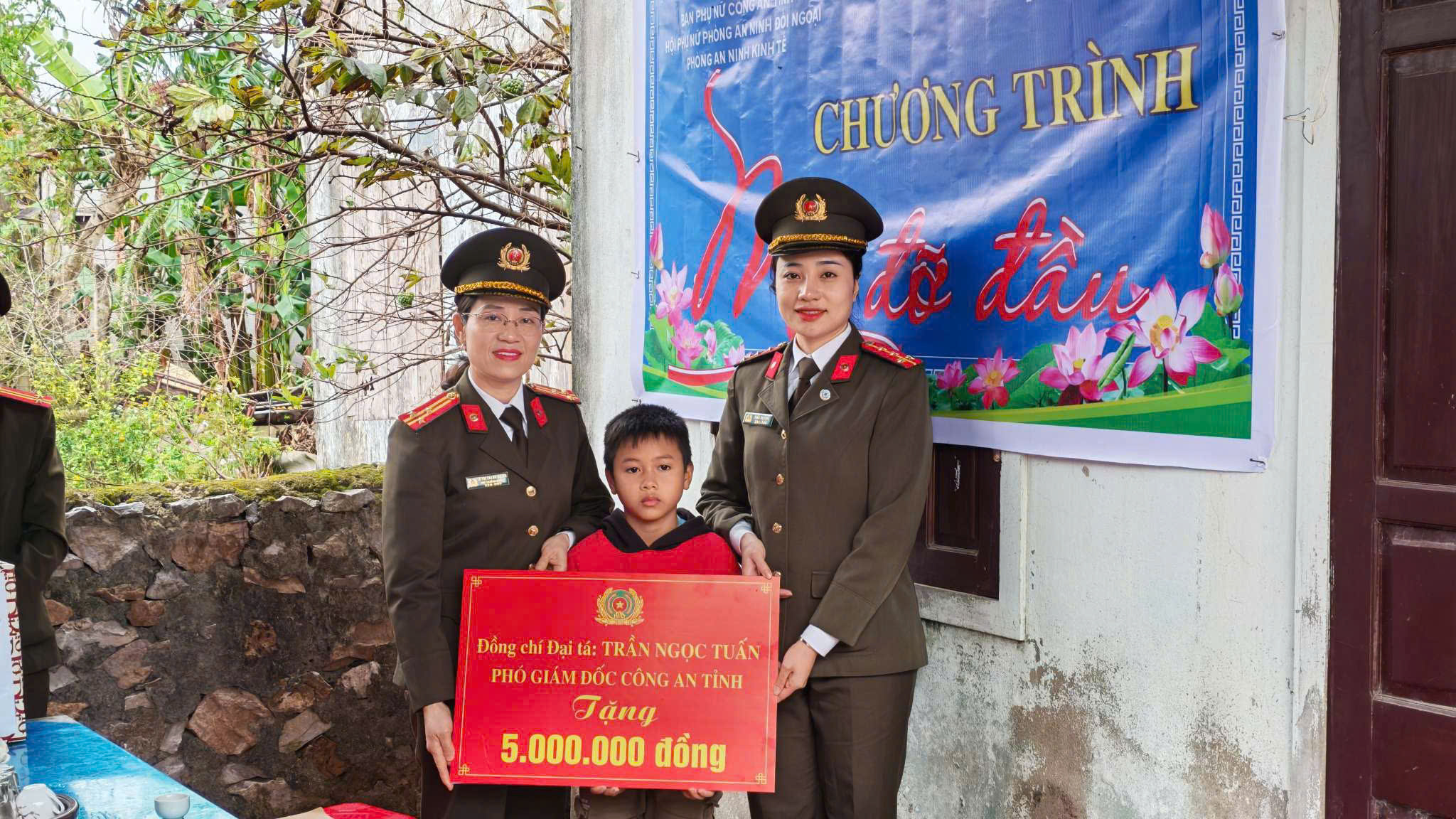 Đại tá Trần Ngọc Tuấn - Phó Giám đốc Công an tỉnh ủy quyền cho Phòng An ninh đối ngoại trao tặng 5 triệu đồng từ cá nhân đến gia đình 