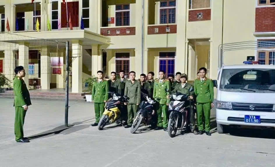 Công an xã Yên Na tuần tra khép kín địa bàn 
