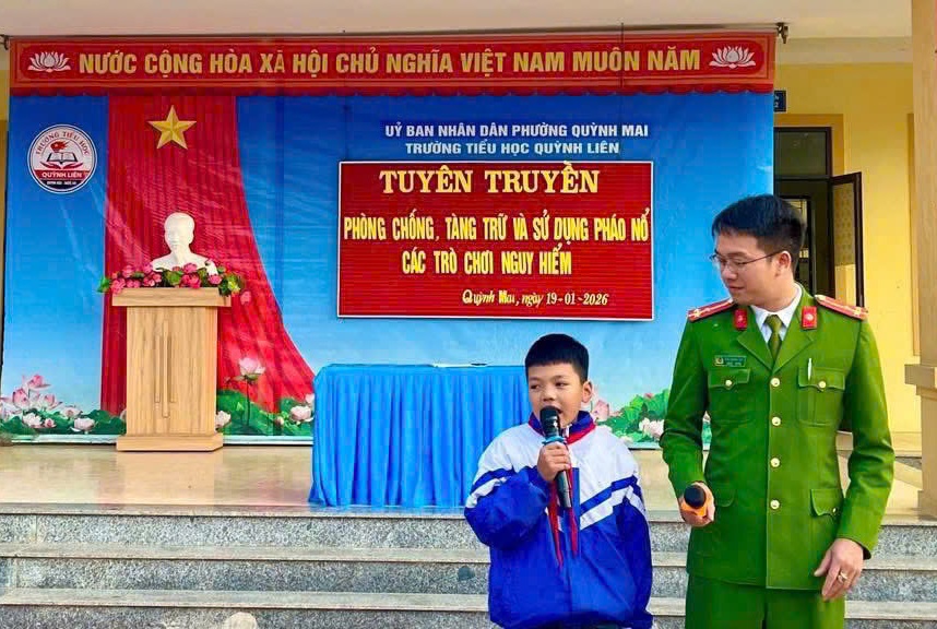 Học sinh trả lời câu hỏi liên quan đến phòng, chống pháo nổ