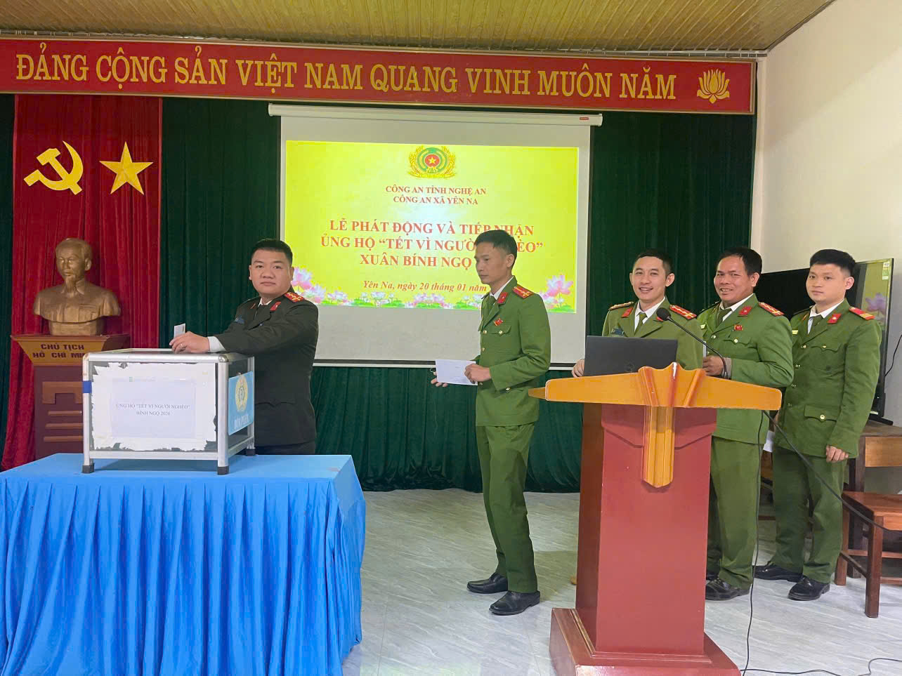 Công an xã Yên Na ủng hộ Tết vì người nghèo