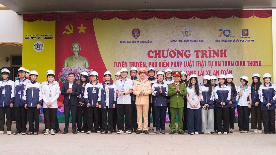 Trao mũ bảo hiểm tặng các em học sinh