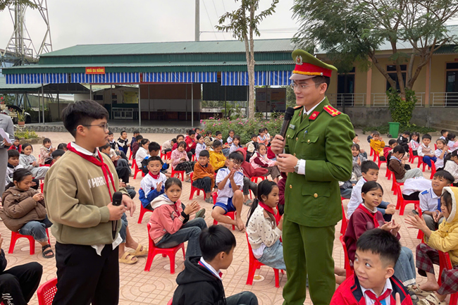 Học sinh tích cực hưởng ứng buổi tuyên truyền