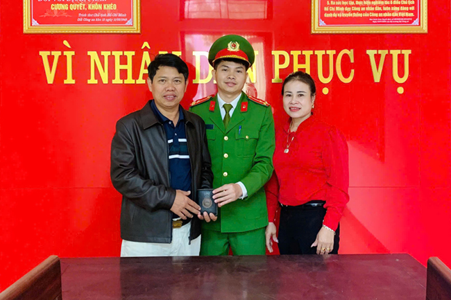 Công an xã trao trả tài sản cho người dân đầy đủ, đúng quy định