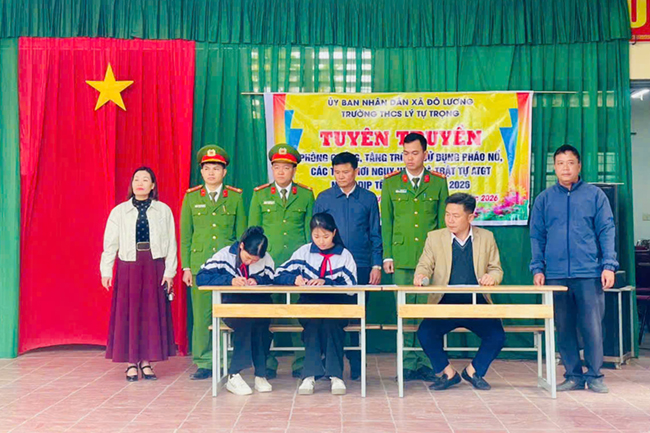 Giáo viên và học sinh kí cam kết chấp hành pháp luật