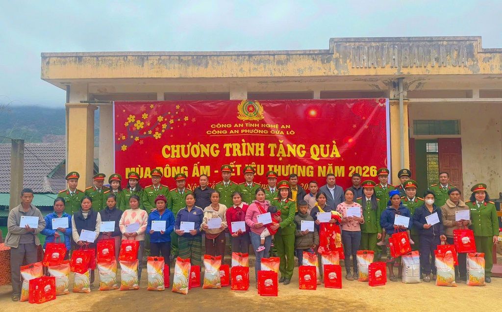 Công an phường Cửa Lò trao quà tặng bà con Nhân dân xã biên giới Nậm Cắn Công an phường Cửa Lò trao quà tặng Công an xã Nậm Cắn