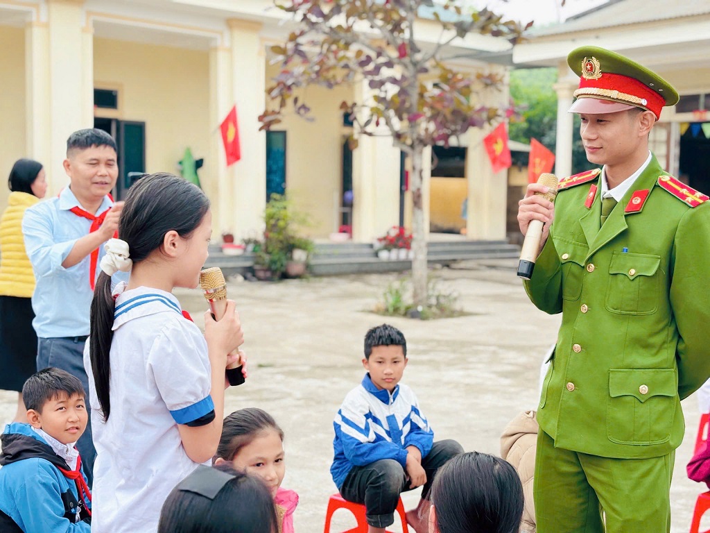 Công an xã Hạnh Lâm tuyên truyền bằng hình thức trực quan, giúp học sinh dễ hiểu, dễ nhớ.