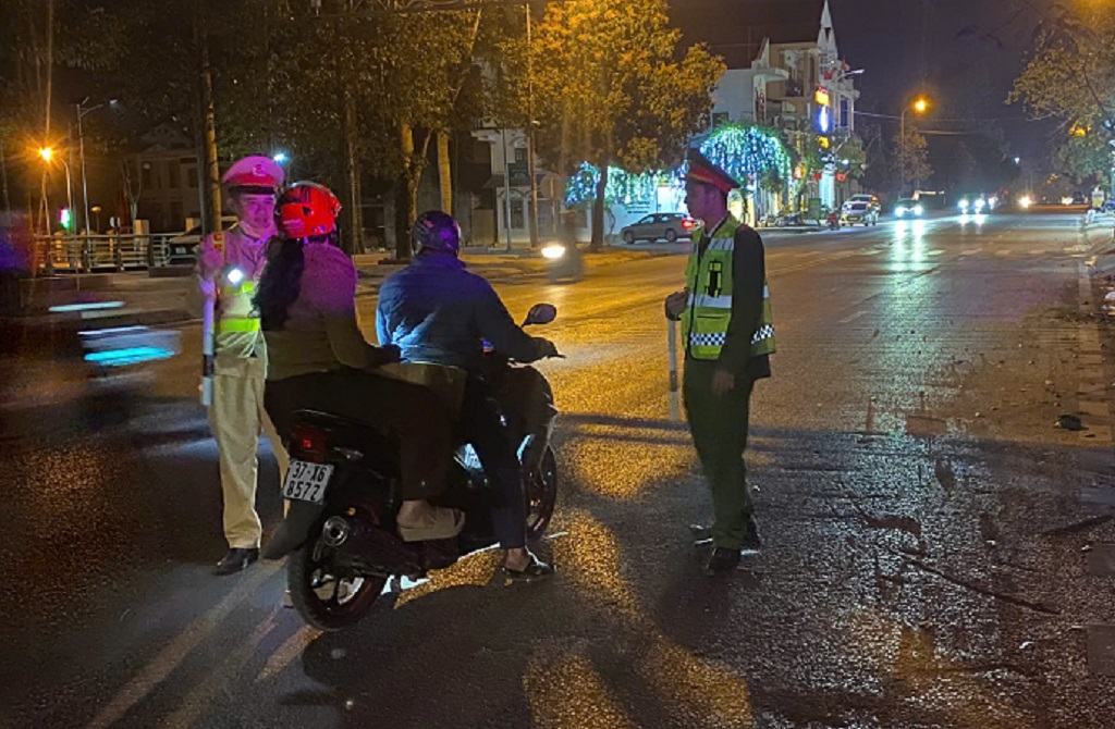 Công an xã tăng cường tuần tra vũ trang