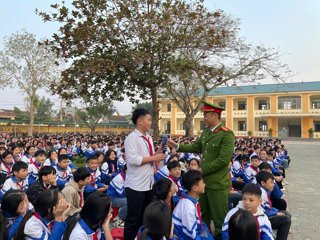 Công an xã tuyên truyền bằng phương pháp trực quan sinh động
