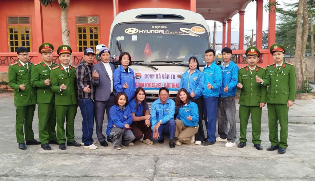 Đoàn thiện nguyện chụp ảnh lưu niệm