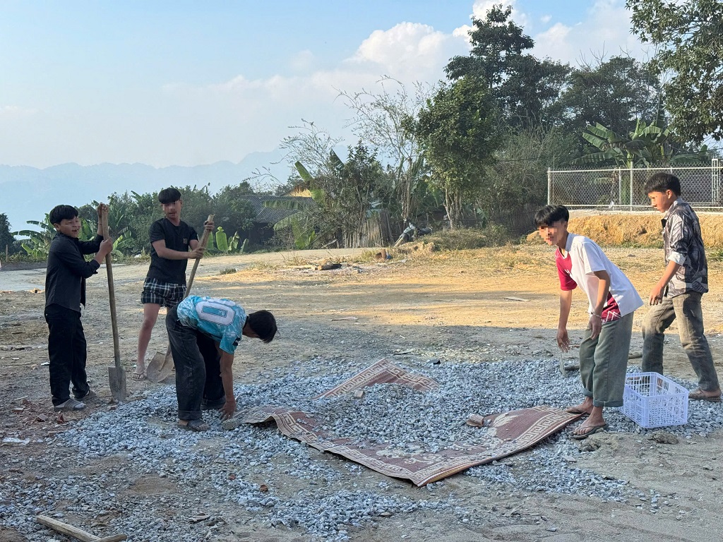 Công an xã cùng nhà trường tổ chức cho học sinh lao động vệ sinh khuôn viên trường học