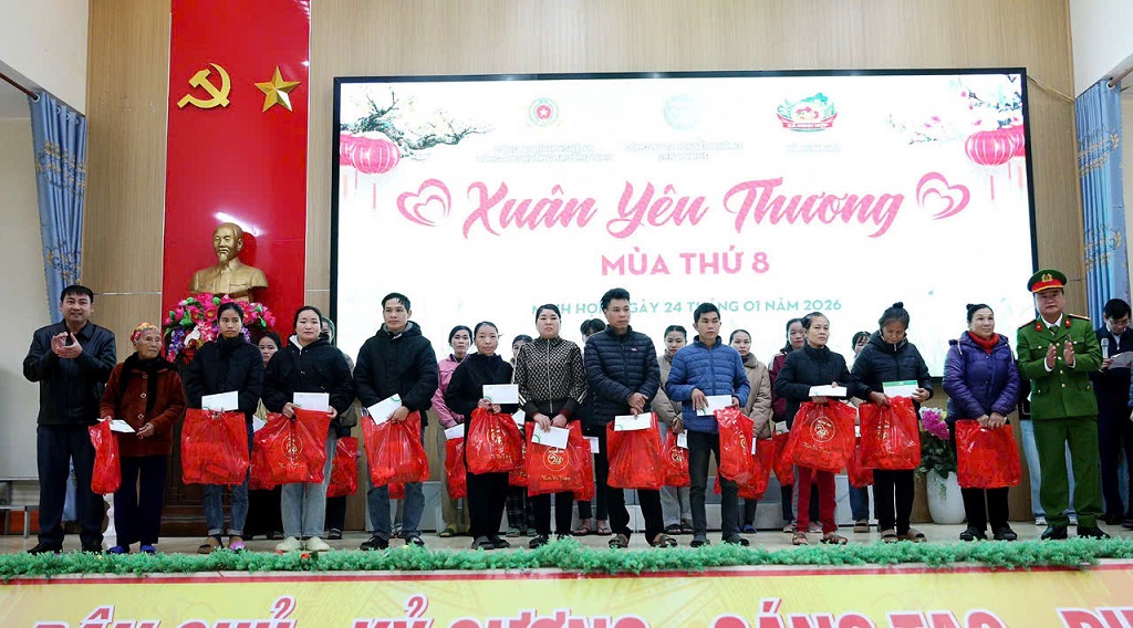Công an phường Trường Vinh phối hợp trao gần 450 suất quà tặng bà con xã Minh Hợp