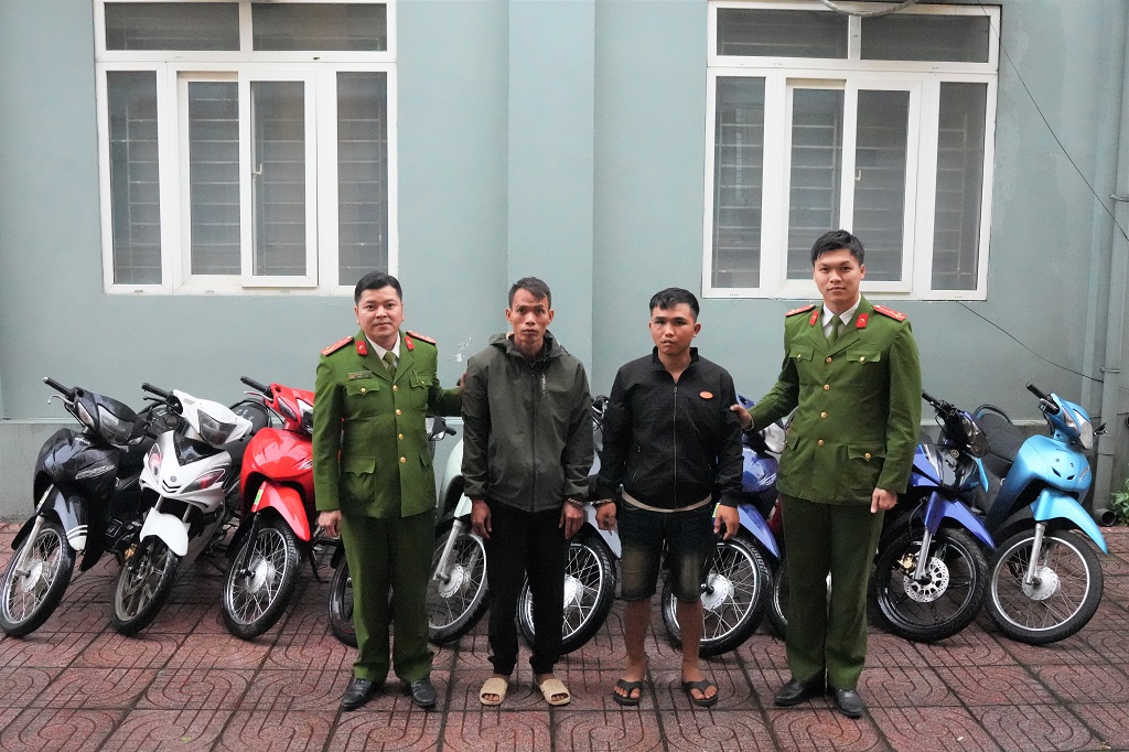 Cán bộ Công an phường Vinh Phú lấy lời khai Hoàng Đình Khánh và Hà Đức Bảo