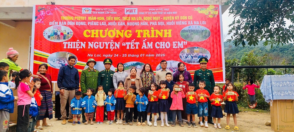 Công an xã Na Loi phối hợp đơn vị thiện nguyện trao quà tặng học sinh và hộ gia đình có hoàn cảnh khó khăn