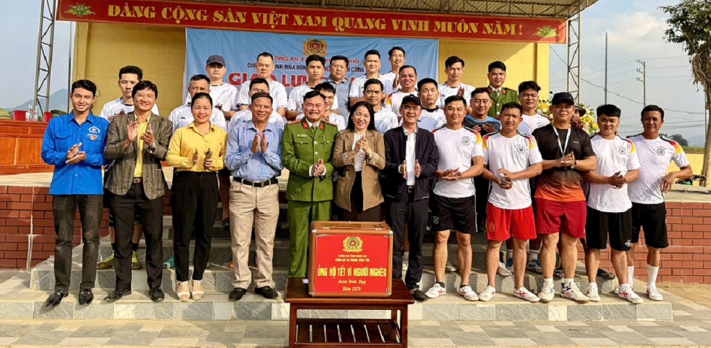 Đại biểu chụp ảnh lưu niệm