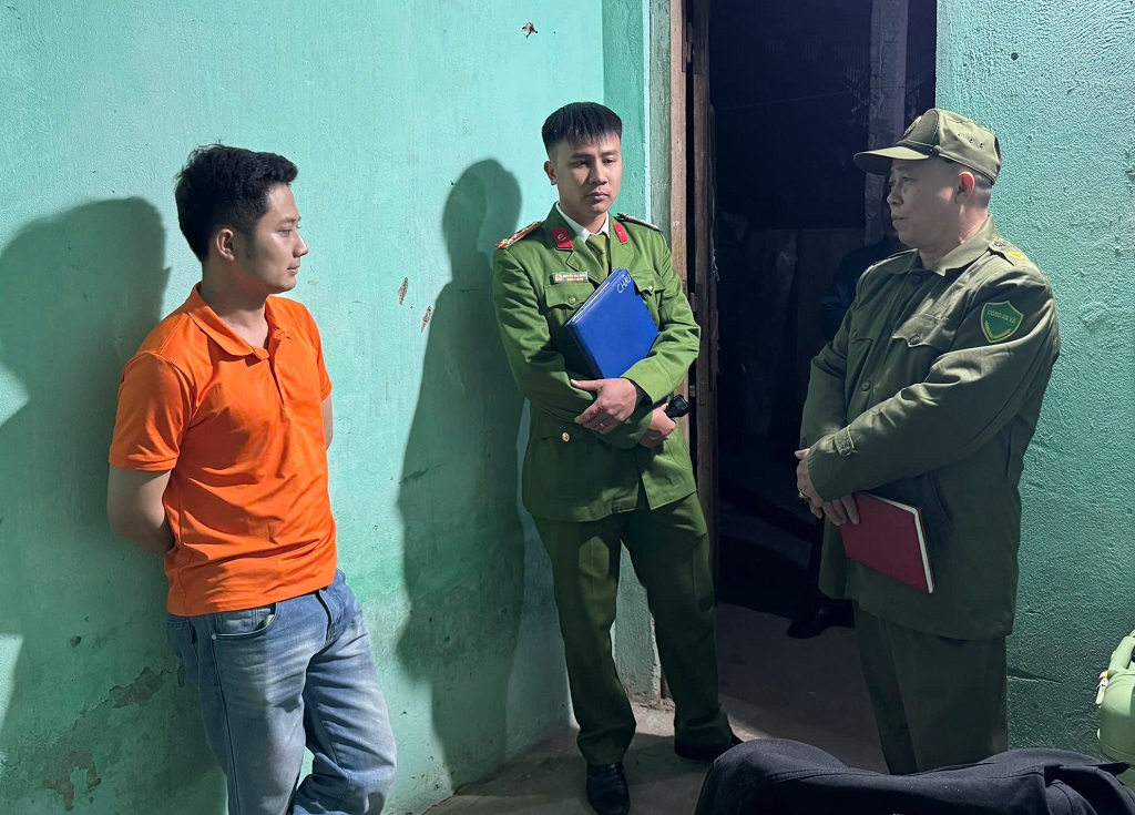 Công an xã kiểm tra cư trú tại cơ sở lưu trú