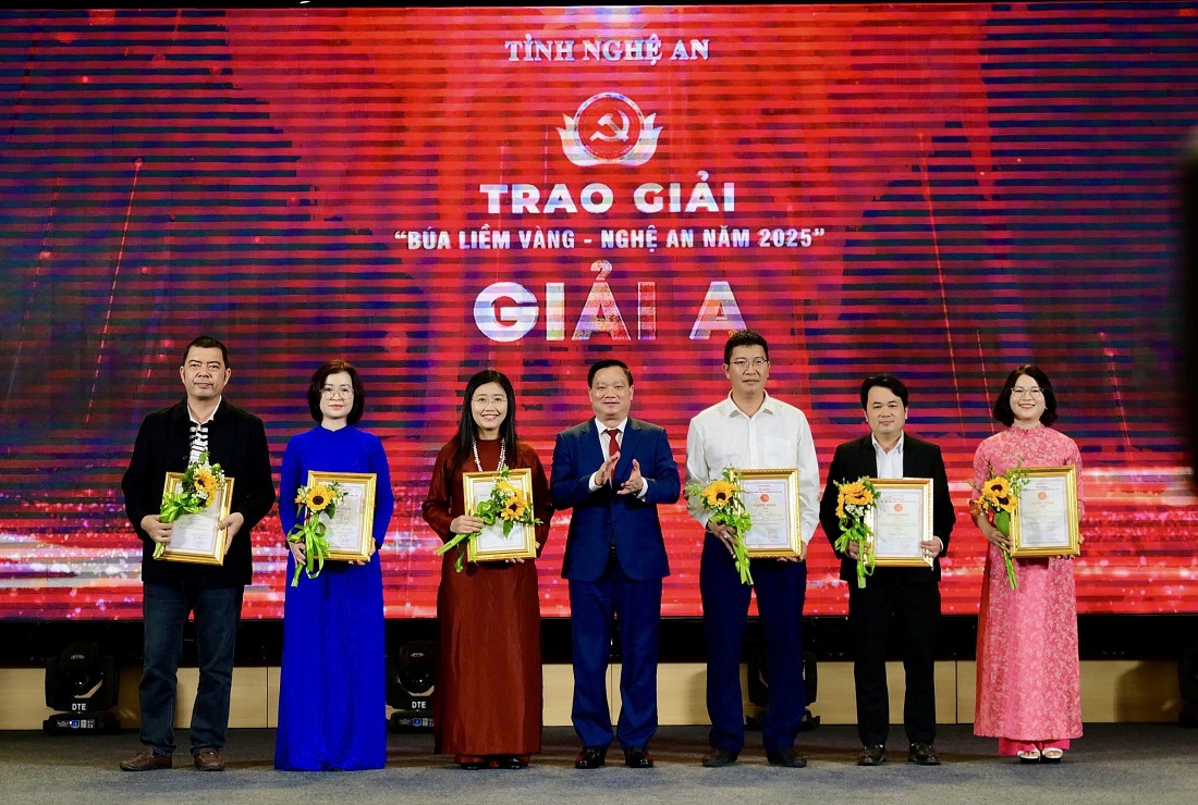 Đồng chí Nguyễn Khắc Thận - Ủy viên Ban Chấp hành Trung ương Đảng, Bí thư Tỉnh ủy trao giải A đến các tác giả, nhóm tác giả