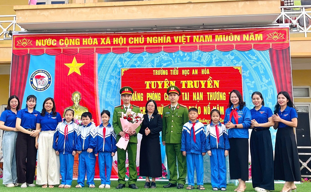 Công an xã và nhà trường chụp hình lưu niệm