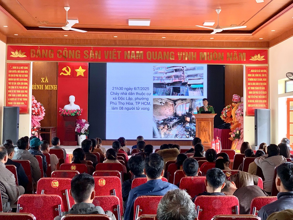 Công an xã tuyên truyền kết hợp mô phỏng đem đến người nghe những kiến thức dễ hiểu