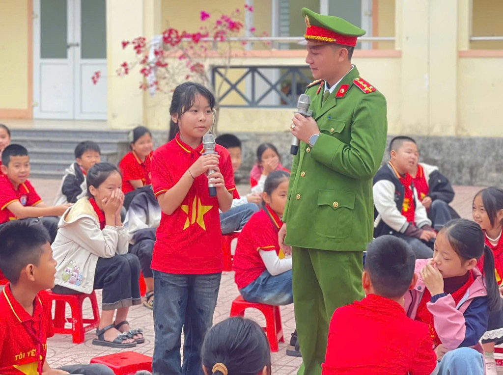 Công an xã tuyên truyền kết hợp hỏi - đáp