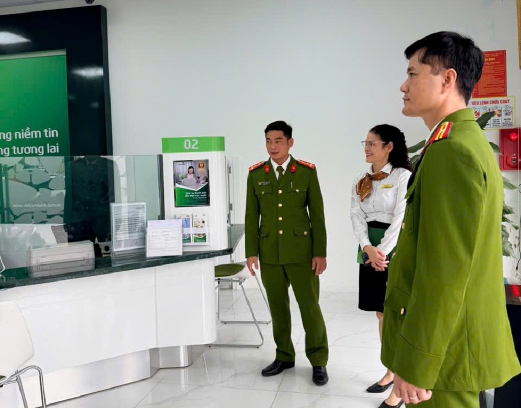 Công an phường Thành Vinh kiểm tra, hướng dẫn ngân hàng, cơ sở kinh doanh, chủ động phòng ngừa tội phạm dịp cuối năm