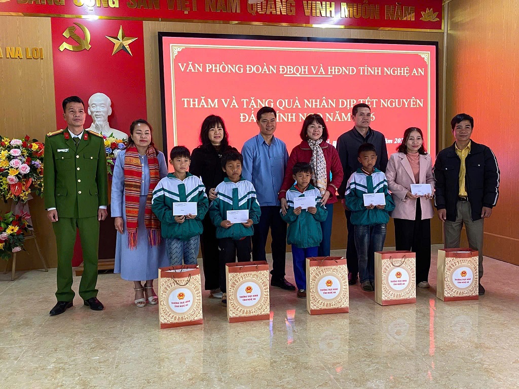 Công an xã phối hợp trao quà tặng hộ nghèo và học sinh có hoàn cảnh đặc biệt khó khăn