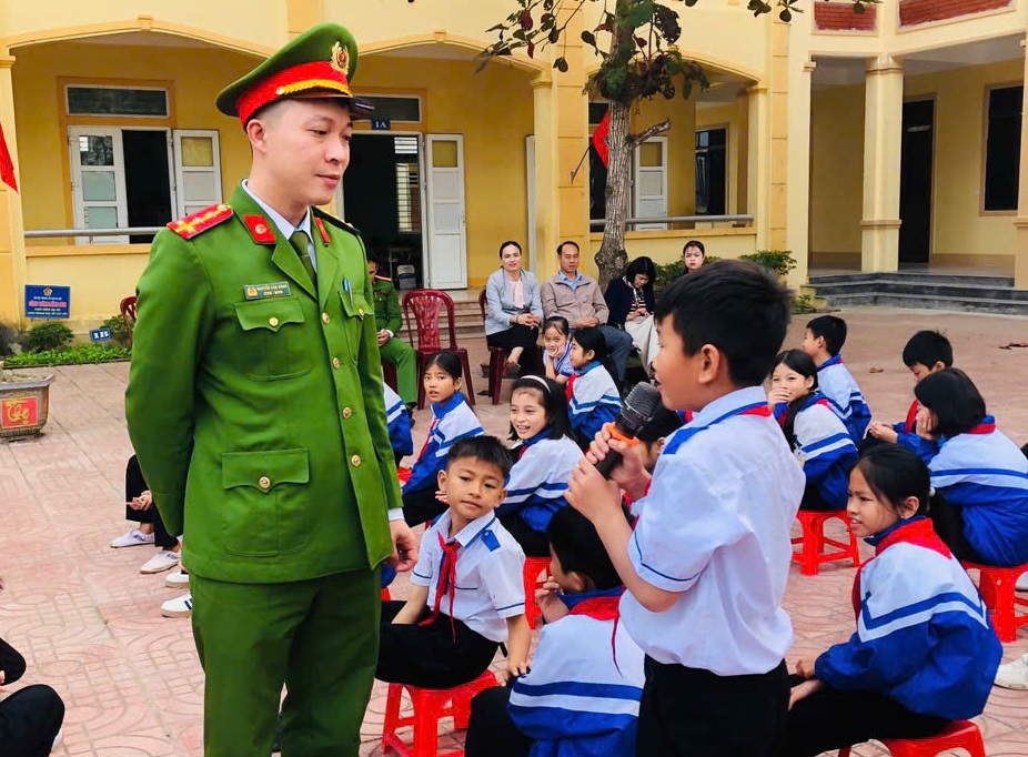 Công an xã tuyên truyền kết hợp hỏi - đáp, tạo sự hào hứng đối với học sinh