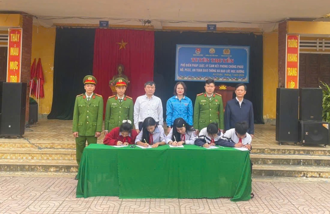 Đại diện các lớp ký cam kết 