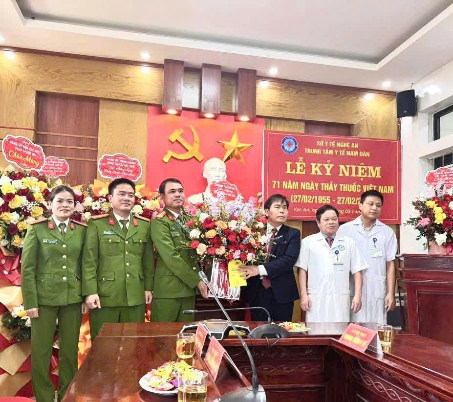 Công an xã Vạn An thăm, chúc mừng Trung tâm Y tế Nam Đàn nhân Ngày Thầy thuốc Việt Nam
