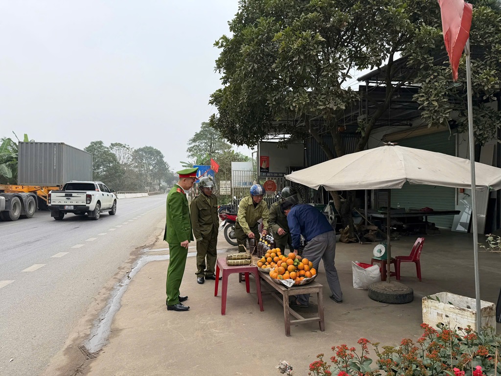 Quá trình thực hiện, Công an xã tuyên truyền, vận động người dân nâng cao ý thức chấp hành pháp luật về trật tự an toàn giao thông, không tái lấn chiếm hành lang ATGT