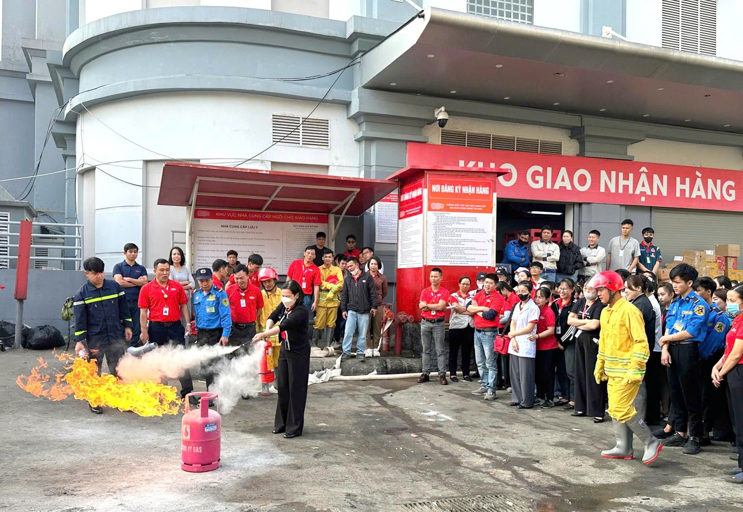 Một số hình ảnh tại buổi thực tập phương án chữa cháy và cứu nạn, cứu hộ tại Siêu thị GO!Vinh