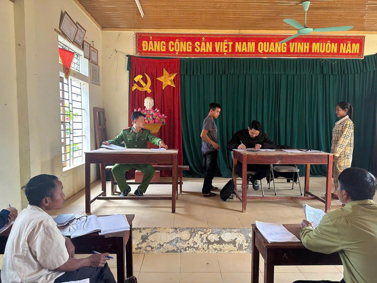 Công an xã Bắc Lý trực tiếp đến từng bản, từng hộ gia đình để tiến hành kiểm tra, đối chiếu, cập nhật thông tin cư trú của người dân.
