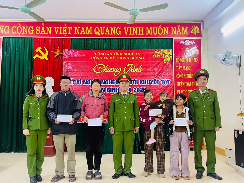 Công an xã Tương Dương tặng quà đến với gia đình có hoàn cảnh khó khăn