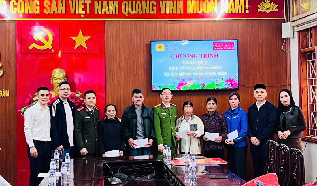 Công an xã Nghĩa Đàn trao quà “Tết vì người nghèo” Xuân Bính Ngọ 2026