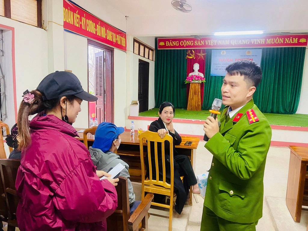 Công an phường Thái Hòa tuyên truyền, giáo dục pháp luật cho  công nhân lao động