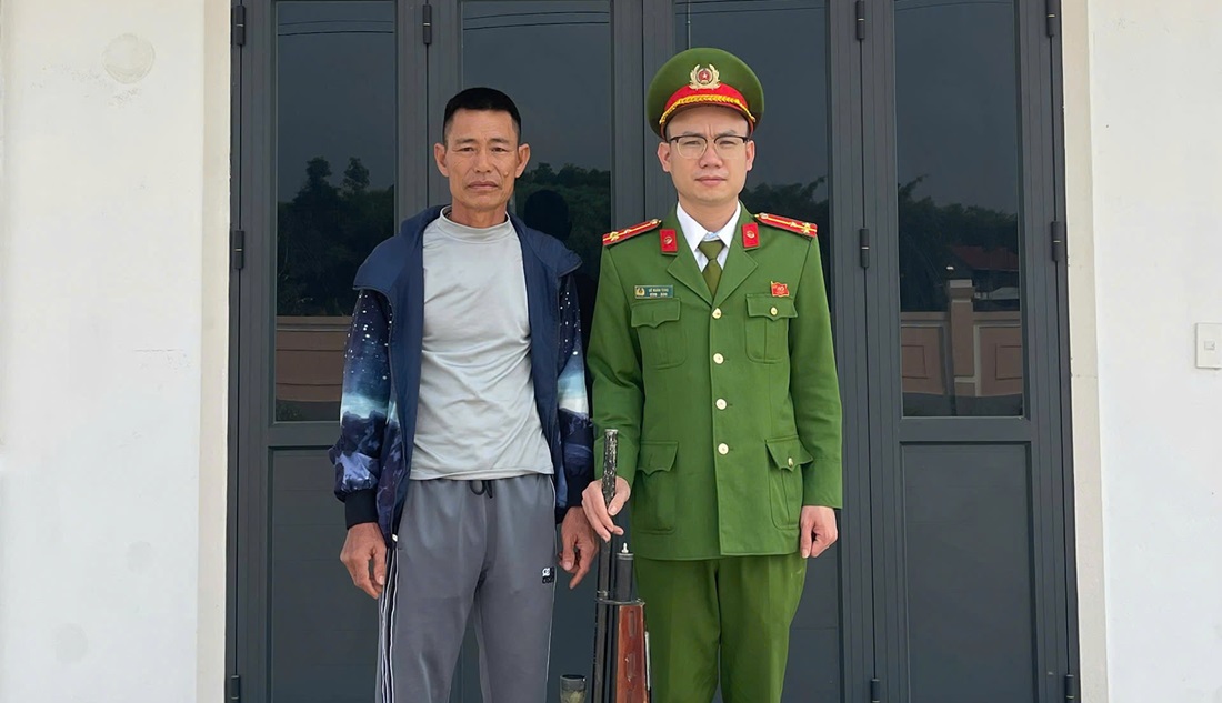 Công an xã Nghĩa Hành tiếp nhận vũ khí, vật liệu nổ, công cụ hỗ trợ do người dân tự nguyện giao nộp