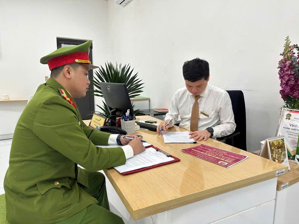 Công an xã Vạn An công khai đường dây nóng đến ngân hàng, tiệm vàng tiếp nhận thông tin liên quan tội phạm