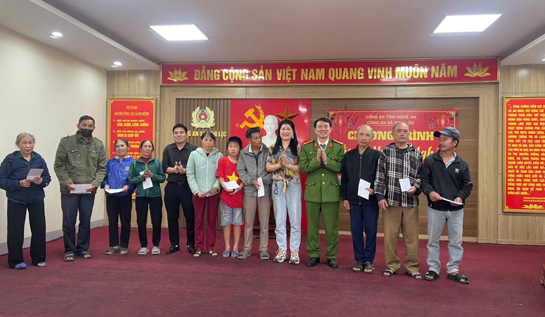 Quà tặng thể hiện sự quan tâm và động viên tinh thần, giúp hộ nghèo đón Tết đủ đầy hơn