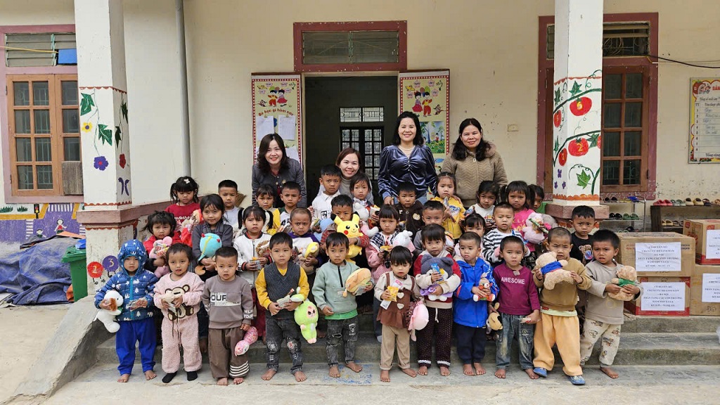 Công an xã Mường Xén trao quà tặng học sinh Trường Mầm non Tà Cạ