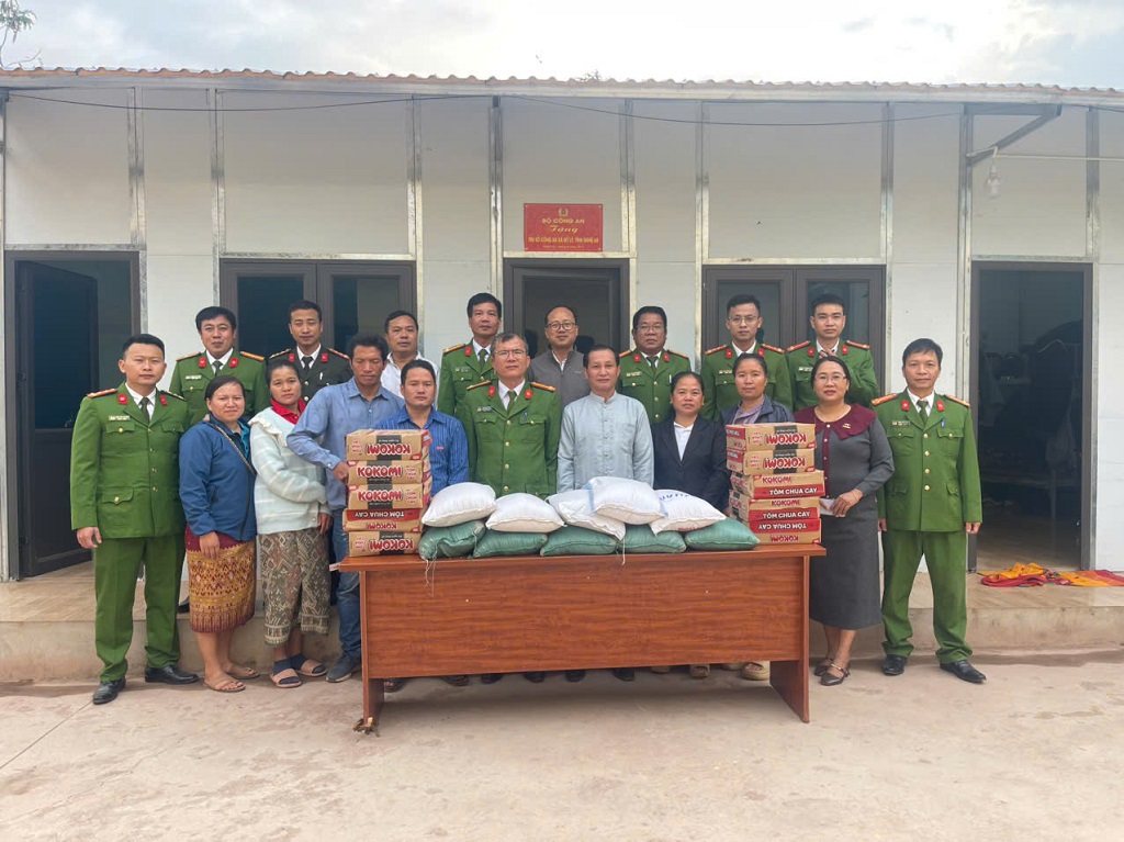  Công an xã Mỹ Lý trao quà tặng Đoàn công tác của chính quyền xã Lòng Cắng, huyện Mường Quắn, tỉnh Hủa Phăn, Nước CHDCND Lào 